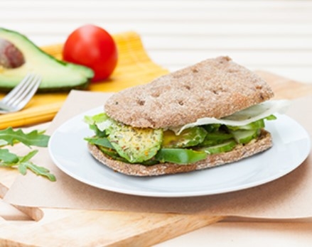 avokadolu pancarlı sandviç