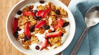 Sağlıklı ve Besleyici Kahvaltı Önerileri Granola