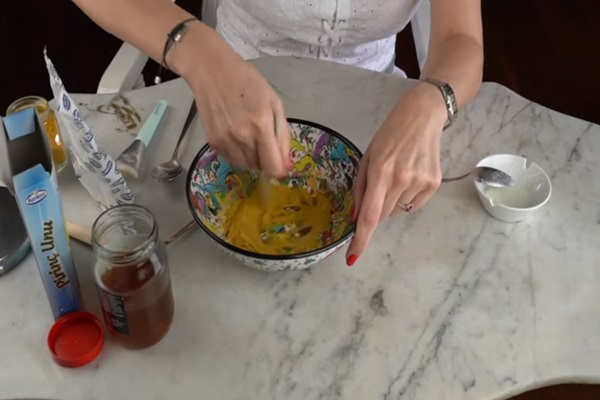 sivilce ve cilt lekeleri için zerdeçal maskesi tarifi