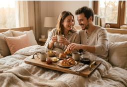 Yatakta kahvaltı yapan mutlu bir çift ve el yapımı ahşap keyif tepsisi yapımı örneği.