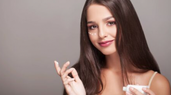 Göz Çevresi Bakım Kremi İle Bakışlarınıza Canlılık Katın