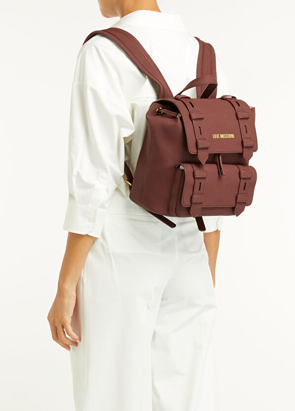 Çanta modasında öne çıkan bordo renkli kadın sırt çantası ile sade ve şık kombin görünümü