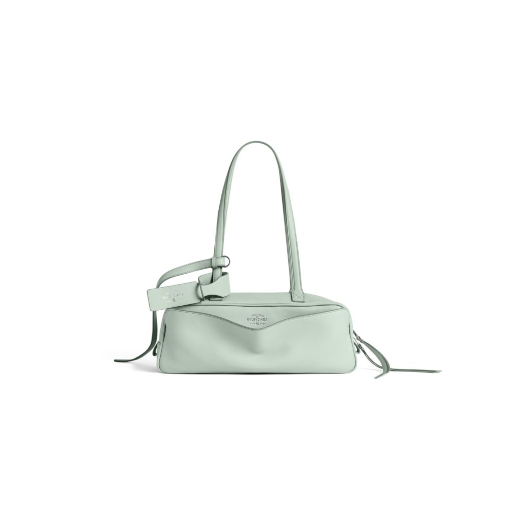 çanta modasında zamansız ve modern kadın omuz çantası modeli