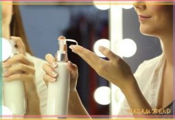 Bir kadın aynanın karşısında cilt temizleme ürünü kullanıyor.