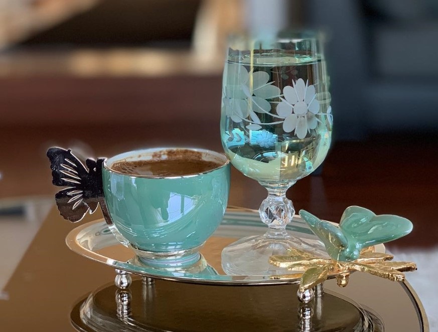 günde 1 fincan kahve içmenin faydalarını simgeleyen turkuaz Türk kahvesi fincanı