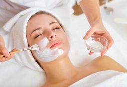 Spa güzellik salonunda yüzünde maske olan kadın
