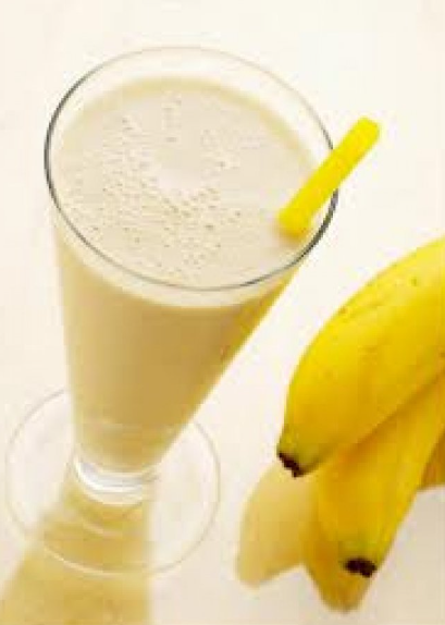 Muz, probiyotikli yoğurt ve badem içeren sağlıklı sabah içeceği. Cilt sağlığını destekleyen besleyici smoothie.