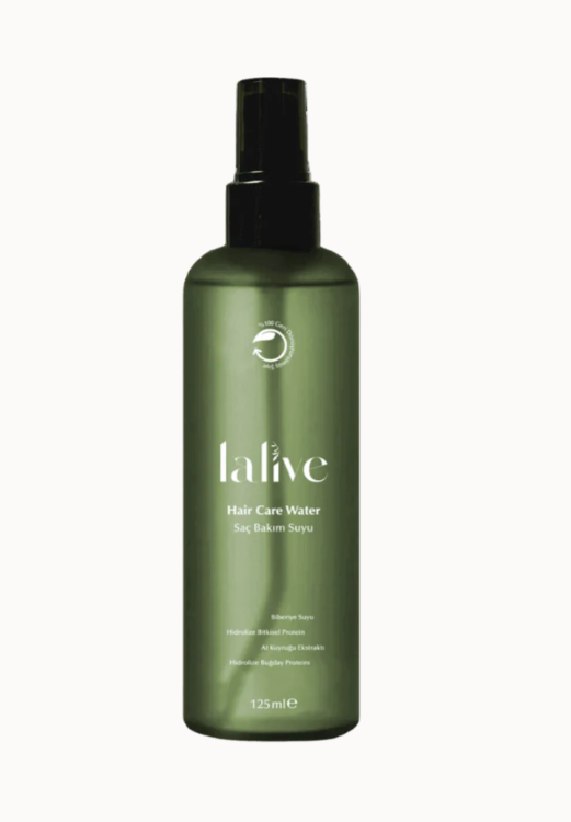 Lalive Natural Hair Care Water, saçları besleyen doğal içeriklerle formüle edilmiş yeşil şişede saç bakım spreyi