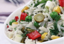 Renkli sebzelerle süslenmiş pirinç salatası yakın çekim