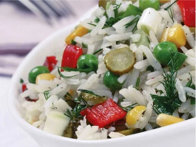 Renkli sebzelerle süslenmiş pirinç salatası yakın çekim
