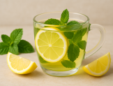 Taze nane yaprakları ve limon dilimleriyle hazırlanan detoks çayı