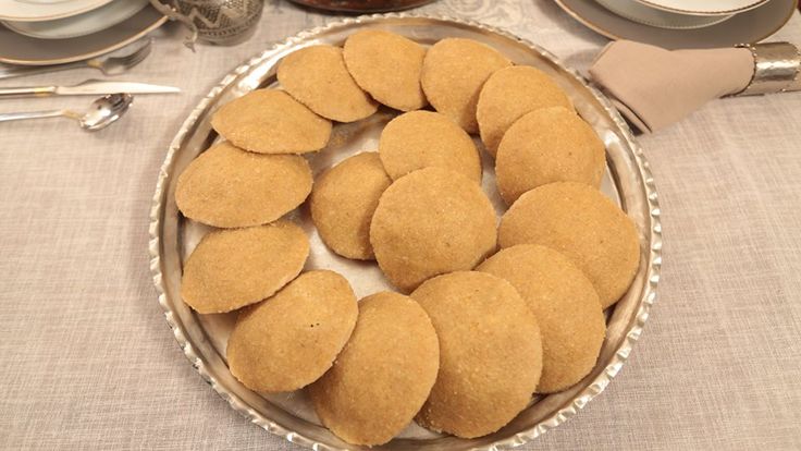 Mardin Yemekleri arasında yer alan Kıtel Raha’nın tepside sunulmuş geleneksel görüntüsü