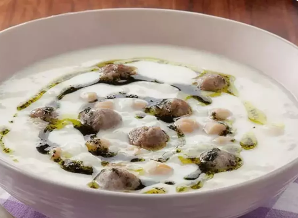 Mardin Yemekleri arasında yer alan geleneksel Lebeni çorbasının kase içinde servis edilmiş görüntüsü