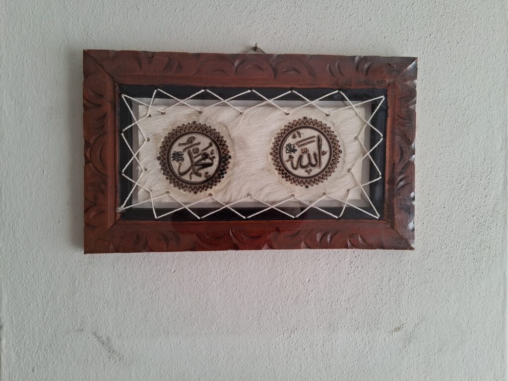 "Evde namaz odası dekorasyonu için ahşap çerçeveli, beyaz keçe üzerine işlemeli Arapça Allah ve Muhammed yazılı duvar tablosu.