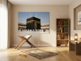 Kabe resmi, kitaplık ve modern rahle ile tasarlanmış huzur veren namaz odası dekorasyonu.