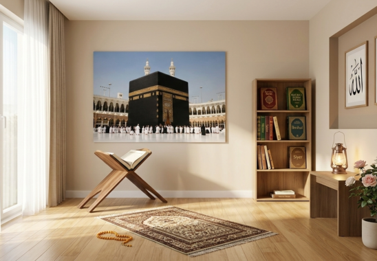 Kabe resmi, kitaplık ve modern rahle ile tasarlanmış huzur veren namaz odası dekorasyonu.